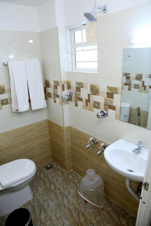 Hotel Swarna Residency Kochi Екстер'єр фото